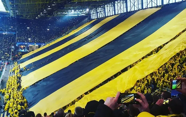 Chùm ảnh: Hành động đẹp của CĐV Dortmund sau khủng bố - Bóng Đá