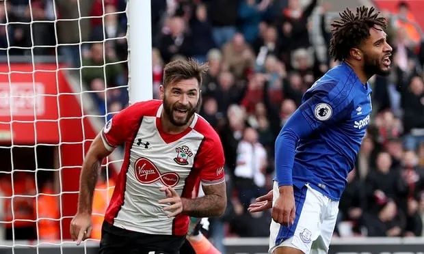 Thợ xây Charlie Austin rực sáng, Everton chìm sâu - Bóng Đá