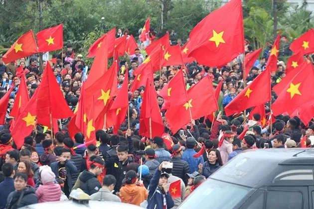 Người hâm mộ phủ đỏ sân bay Nội Bài chờ đón U23 Việt Nam - Bóng Đá