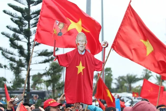 Người hâm mộ phủ đỏ sân bay Nội Bài chờ đón U23 Việt Nam - Bóng Đá