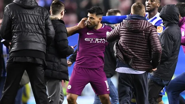 Aguero tức giận khi bị fan khiêu khích sau trận thua của Man City - Bóng Đá