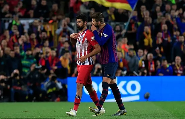 Pique nói gì với Costa sau khi nhận thẻ đỏ - Bóng Đá