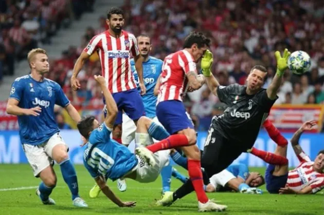 Twitter reacts as VAR overlooks handball shout in Atletico-Juventus clash - Bóng Đá