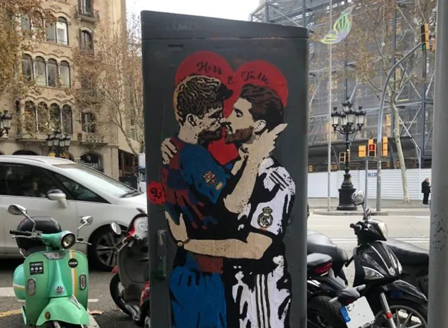 Pique and Ramos kiss in Barcelona street graffiti - Bóng Đá