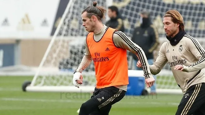 Bale sprains little finger - Bóng Đá