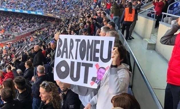 Whistles and chants of 'Bartomeu, resign' before Barcelona's match with Eibar - Bóng Đá