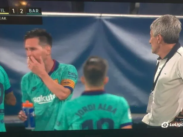 Lionel Messi and Quique Setien in fresh awkward exchange during drinks break - Bóng Đá