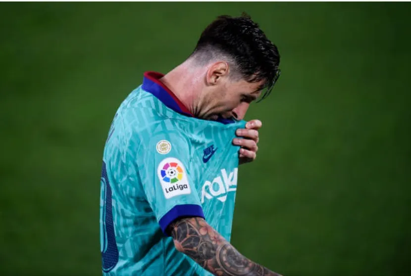 Lionel Messi and Quique Setien in fresh awkward exchange during drinks break - Bóng Đá