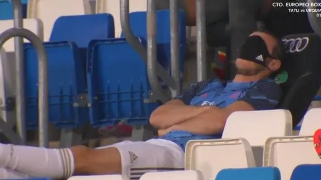 Bale seen taking a nap in the stands during Alaves clash - Bóng Đá