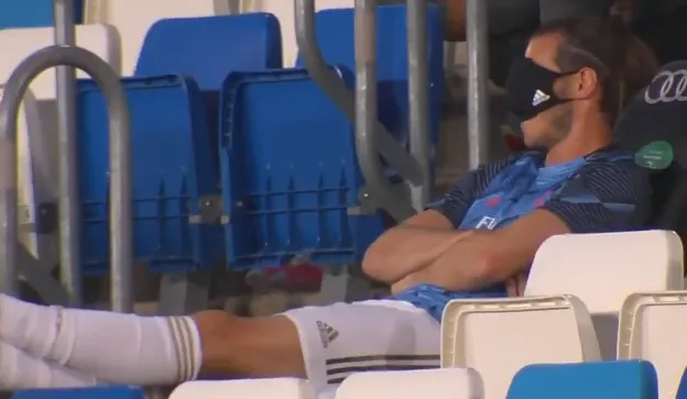 Bale seen taking a nap in the stands during Alaves clash - Bóng Đá