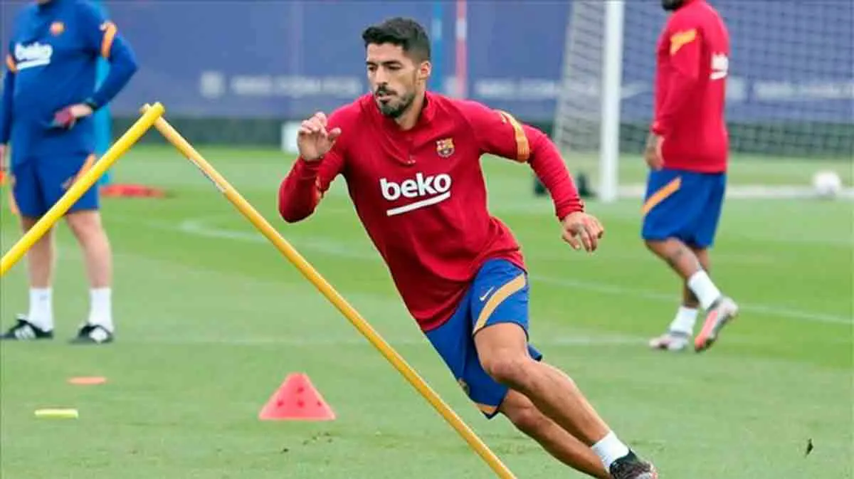 Luis Suarez trained along with other Barcelona players - Bóng Đá