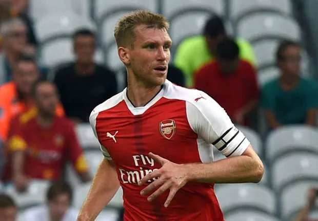 mertesacker-gia-han