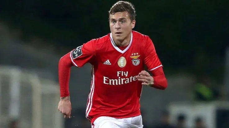 Vụ Lindelof, Man Utd bất ngờ gặp 