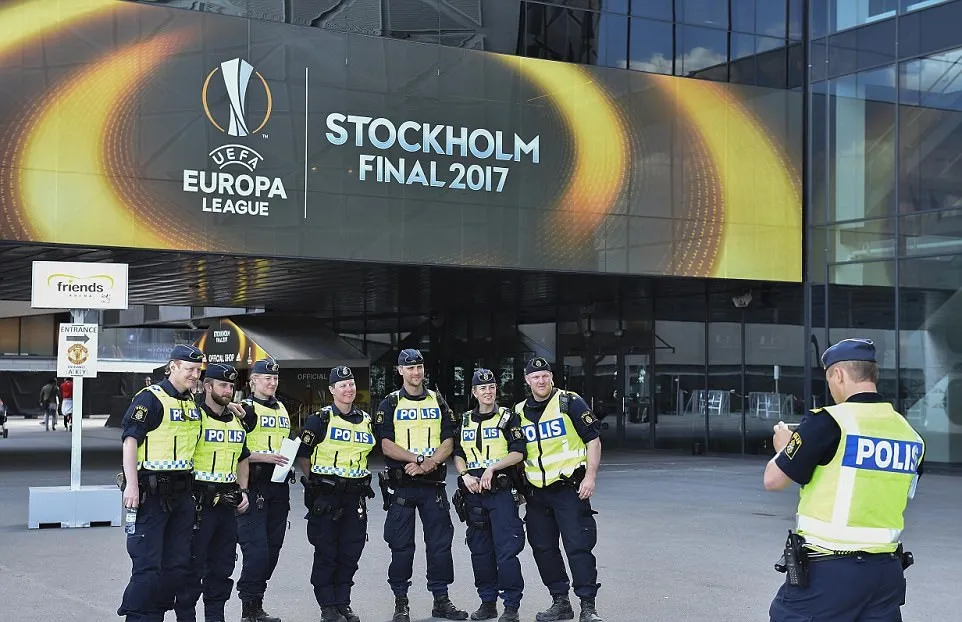 Fan Man Utd đại náo Stockholm - Bóng Đá