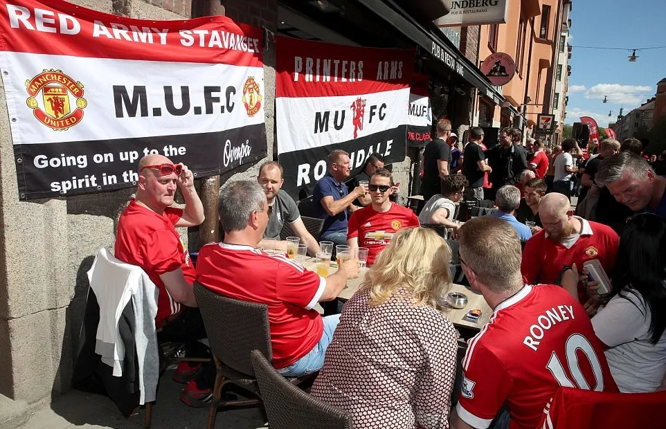 Fan Man Utd đại náo Stockholm - Bóng Đá