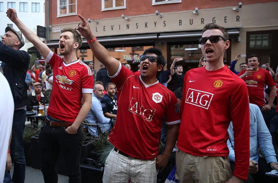 Fan Man Utd đại náo Stockholm - Bóng Đá