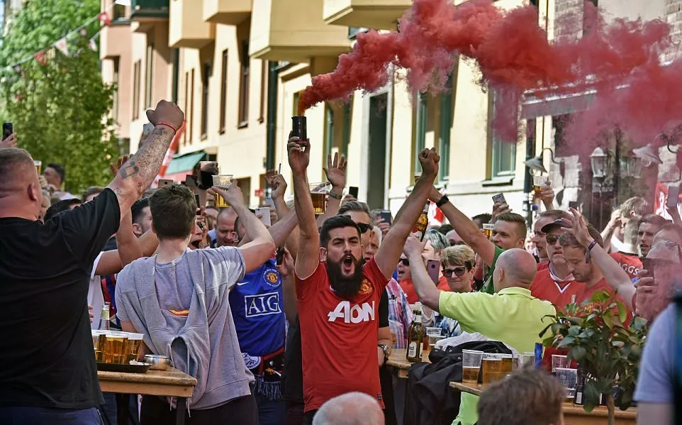 Fan Man Utd đại náo Stockholm - Bóng Đá