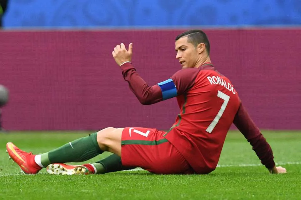 Đồng đội khuyên Ronaldo tái xuất Ngoại hạng Anh - Bóng Đá