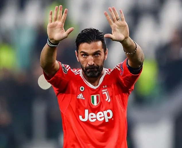 Buffon tụt quần tri ân CĐV - Bóng Đá