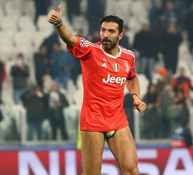 Buffon tụt quần tri ân CĐV - Bóng Đá