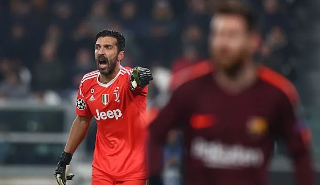 Buffon tụt quần tri ân CĐV - Bóng Đá