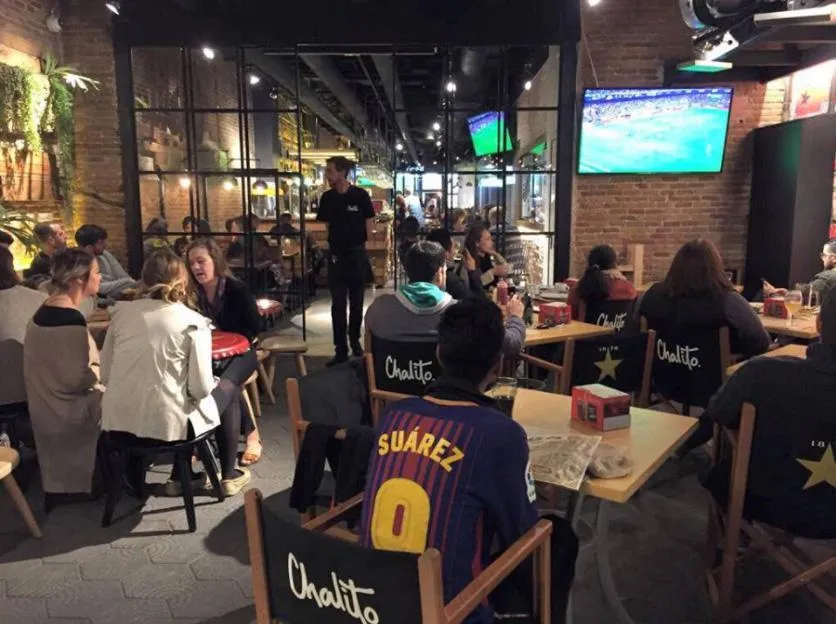 Suarez khai trương nhà hàng mới hoành tráng - Bóng Đá