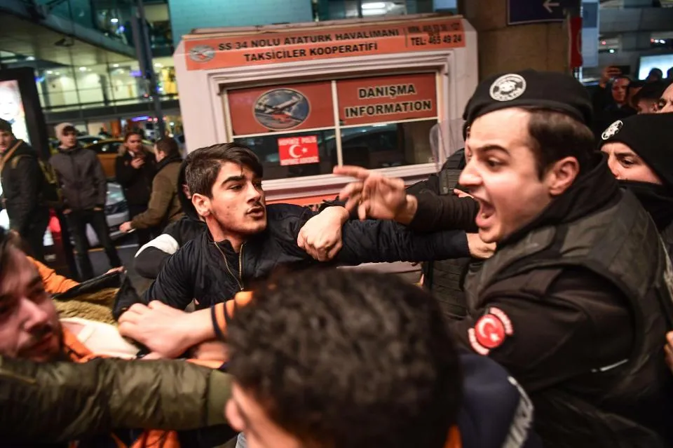 Turan bị fan vây kín khi về Thổ Nhĩ Kỳ - Bóng Đá