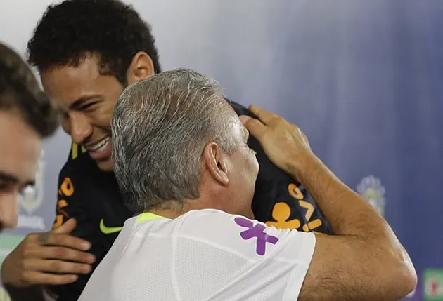 Ảnh Neymar trả lời phỏng vấn và tập luyện - Bóng Đá