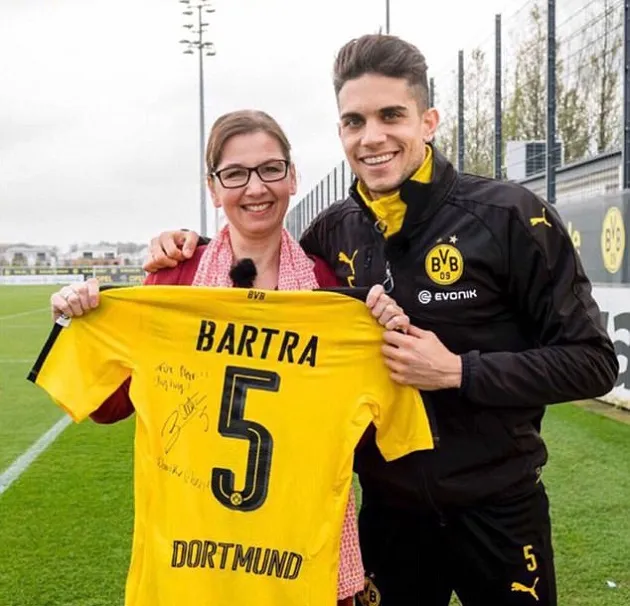 Sao Dortmund kí tặng áo đấu cho CĐV dũng cảm nhất quả đất - Bóng Đá