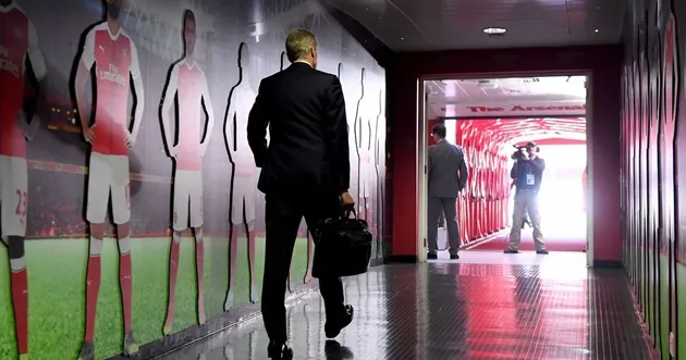 Wenger tiến vào đường hầm với sức ép ngàn cân - Bóng Đá
