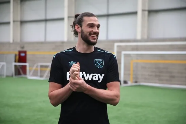 Carroll cười tít mắt trong ngày West Ham trình làng áo đấu mới - Bóng Đá