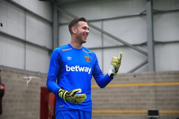 Carroll cười tít mắt trong ngày West Ham trình làng áo đấu mới - Bóng Đá