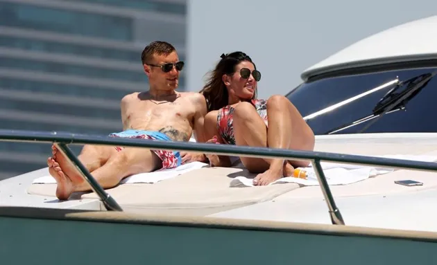 Jamie Vardy tình tứ bên cô vợ Rebekah ở Dubai - Bóng Đá