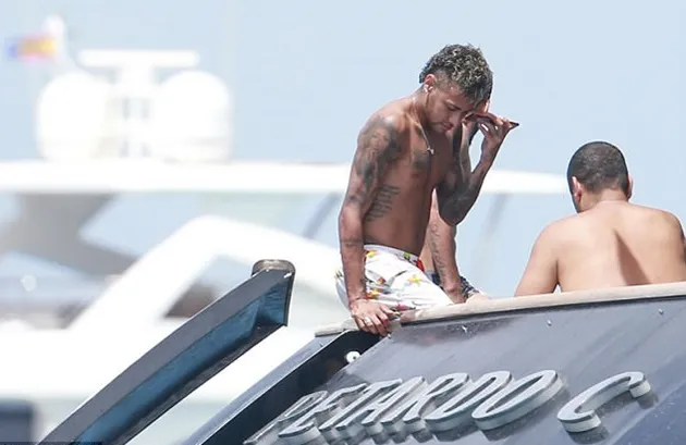 Bỏ mặc tin đồn, Neymar thư giãn bên du thuyền đắt giá  - Bóng Đá