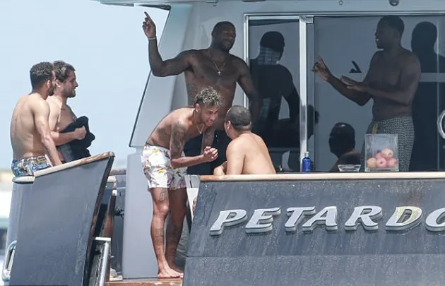 Bỏ mặc tin đồn, Neymar thư giãn bên du thuyền đắt giá  - Bóng Đá