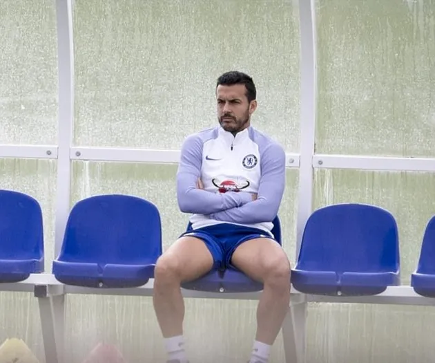 Pedro âu sầu nhìn các đồng đội tập luyện trước đại chiến với Tottenham - Bóng Đá
