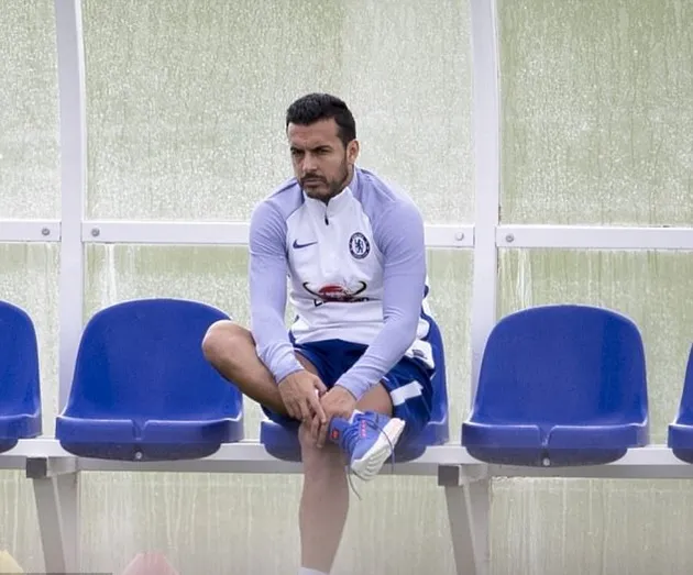 Pedro âu sầu nhìn các đồng đội tập luyện trước đại chiến với Tottenham - Bóng Đá