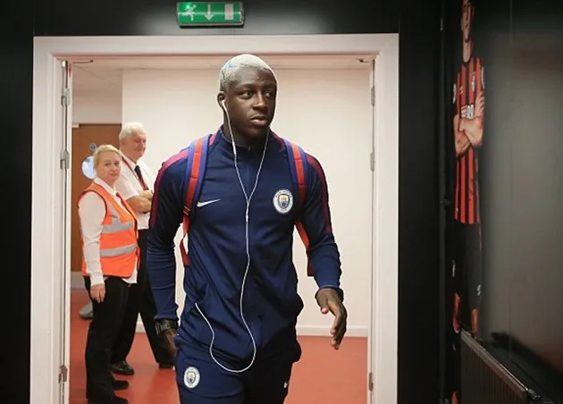 Mendy bảnh bao trình làng CĐV Man City - Bóng Đá