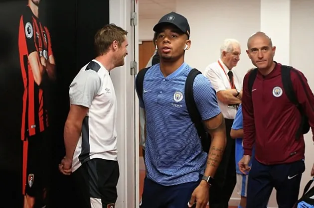 Mendy bảnh bao trình làng CĐV Man City - Bóng Đá