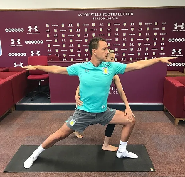 John Terry tập yoga ngay giữa phòng họp báo - Bóng Đá