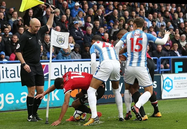 Huddersfield 1-2 Man Utd: Khi Quỷ mất phép - Bóng Đá