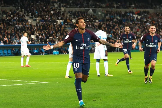 Ăn thẻ đỏ, Neymar còn dính cả 