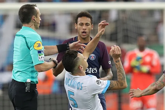 Ăn thẻ đỏ, Neymar còn dính cả 