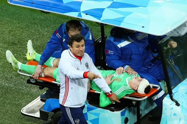 Cận cảnh tai nạn kinh hoàng của thủ môn tuyển Nga - Bóng Đá