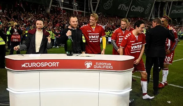 Được dự World Cup, Đan Mạch cho BLV tắm trong... bia - Bóng Đá
