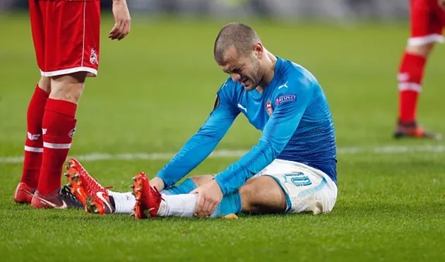 CĐV Arsenal thót tim trước cảnh Wilshere ôm chân 