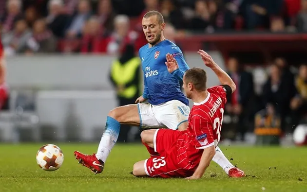 CĐV Arsenal thót tim trước cảnh Wilshere ôm chân 