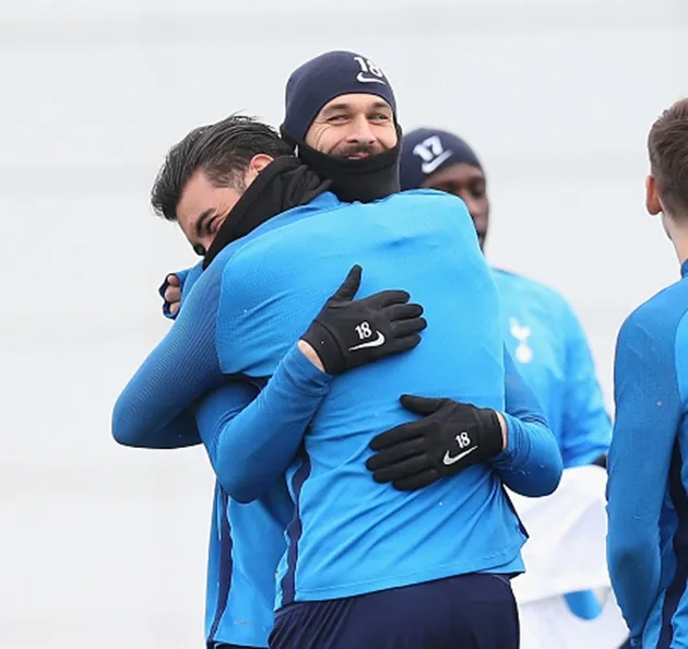 Gác lại nỗi buồn, dàn sao Tottenham ôm nhau thắm thiết trên sân tập - Bóng Đá
