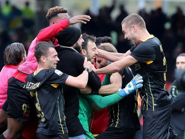 Cận cảnh Benevento ăn mfừng như thể vô địch Serie A - Bóng Đá