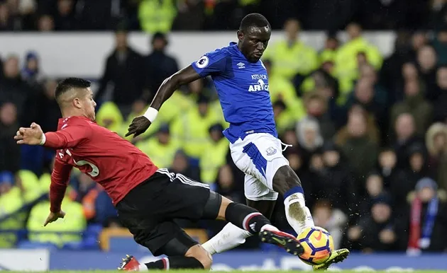 Hàng thủ Everton sững sờ trước hai siêu phẩm của Quỷ đỏ - Bóng Đá
